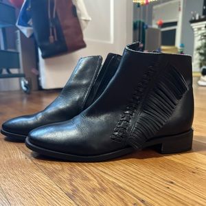 FRINGED black boots, botas. Size 7.5